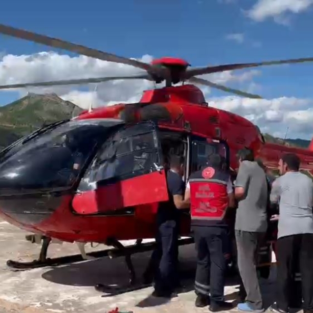 Ayı saldırısında yaralandı, ambulans helikopterle hastaneye ulaştırıldı