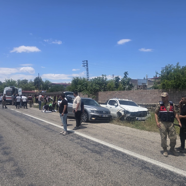 Kilis'te hafif ticari araç ile otomobil çarpıştı; 9 yaralı