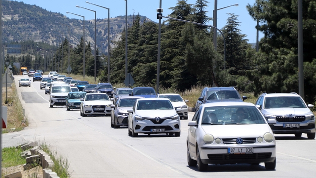 Burdur-Ankara yolunda 'tatil dönüşü' trafiği