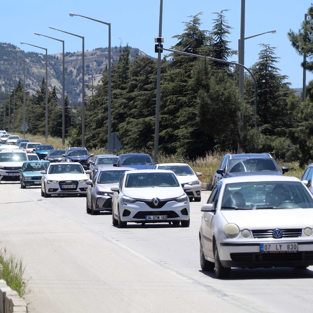 Burdur-Ankara yolunda 'tatil dönüşü' trafiği