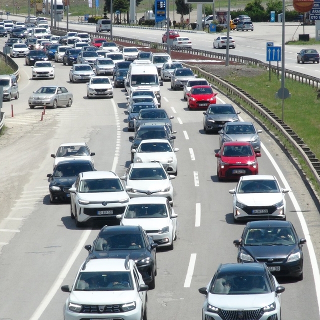 'Kilit kavşak' Kırıkkale'de bayram dönüşü trafiği
