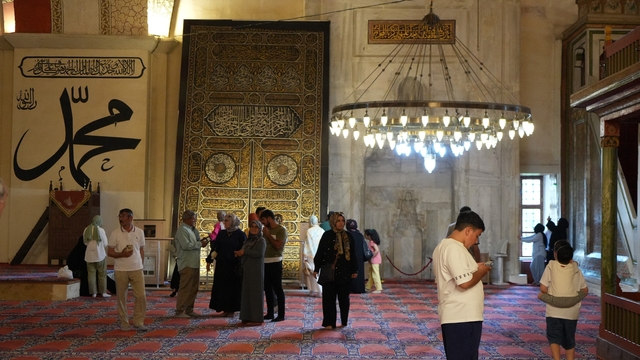 Bayramda Edirne'ye akın ettiler: Kabe taşı ve örtüsü yoğun ilgi gördü