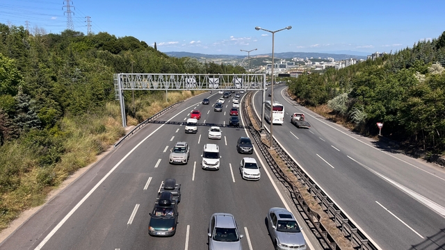 Kuzey Marmara Otoyolu'nun Kocaeli geçişinde bayram trafiği (2)
