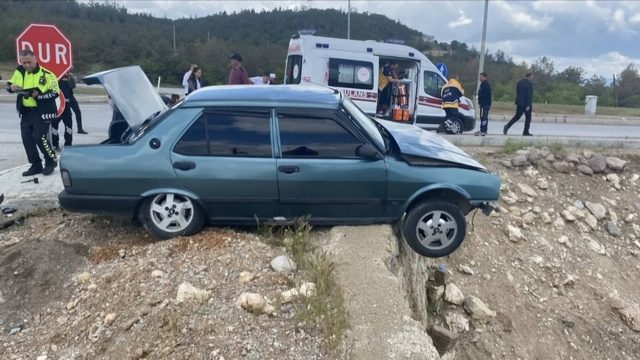 Kütahya Emet'te kavşakta iki araç çarpıştı: 3 yaralı
