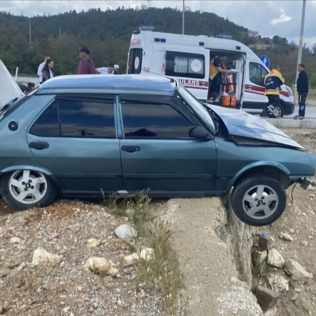 Kütahya Emet'te kavşakta iki araç çarpıştı: 3 yaralı