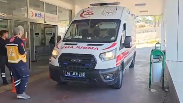 Bahçesinde gördüğü yılanı vurmak isterken av tüfeği ile 5 kişiyi yaraladı