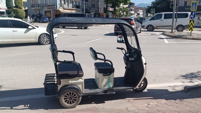 Devrilen elektrikli motosikletteki 3 kişi yaralandı