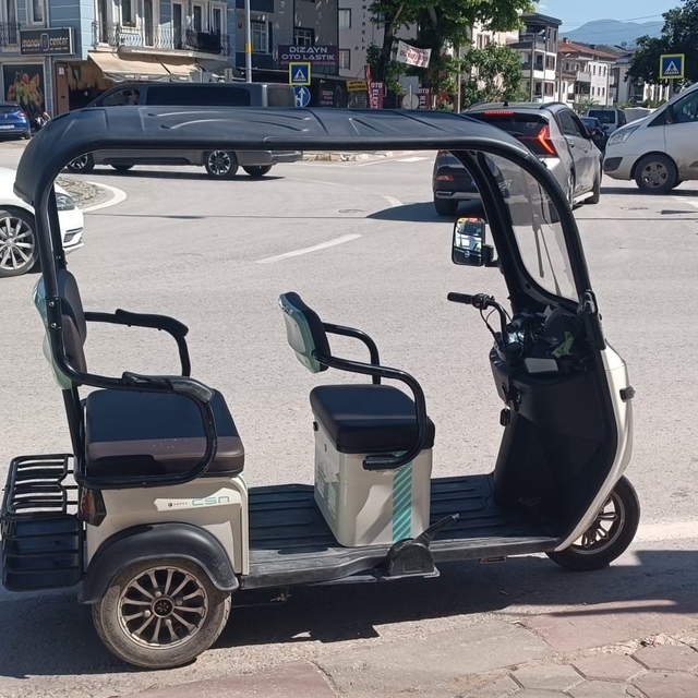 Devrilen elektrikli motosikletteki 3 kişi yaralandı