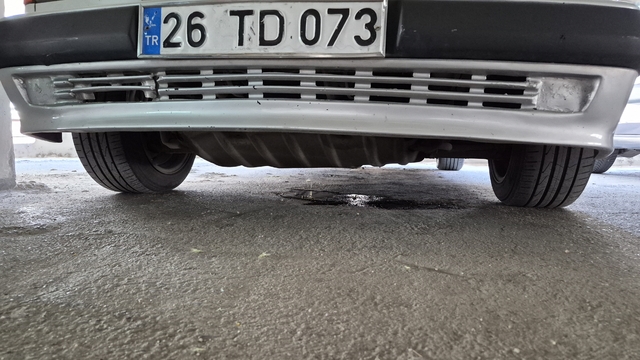 Katlı otoparkta yakıt sızdıran otomobil paniğe sebep oldu