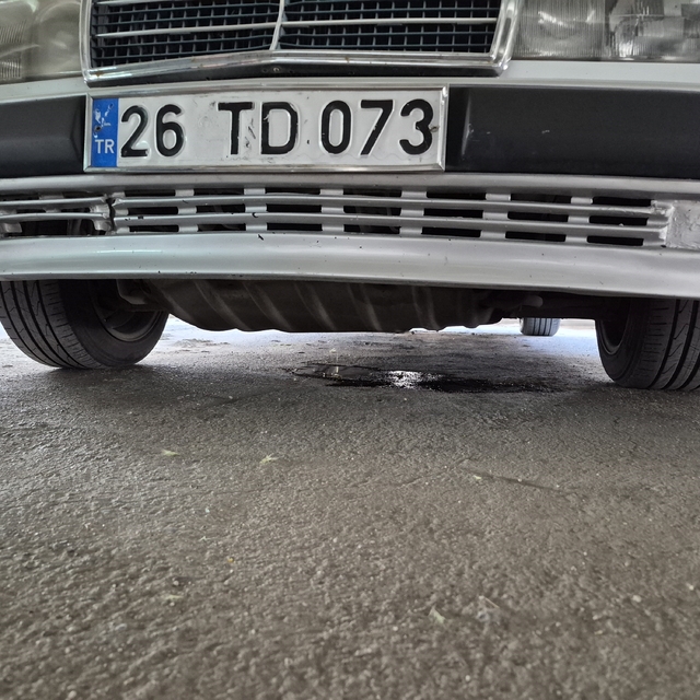 Katlı otoparkta yakıt sızdıran otomobil paniğe sebep oldu