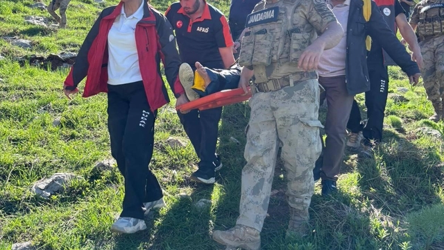Dağlık alanda düşerek yaralan şahsı ekipler kurtardı