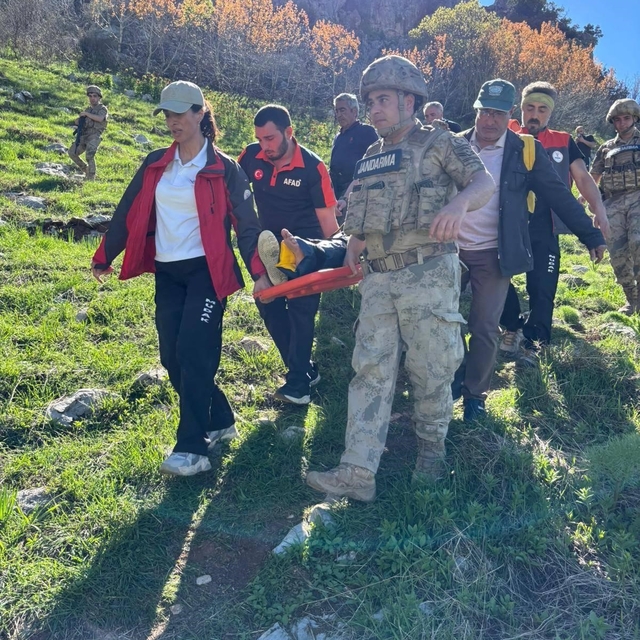 Dağlık alanda düşerek yaralan şahsı ekipler kurtardı