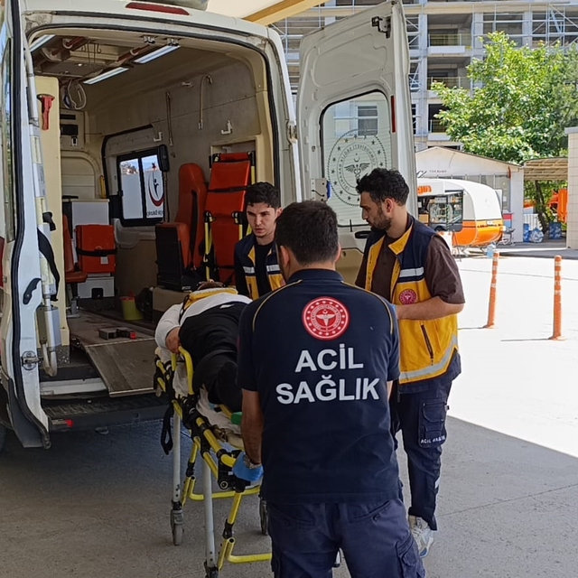 Bursa'da motosiklet sürücüsü, çarptığı çocuğun yakınları tarafından darbedi...