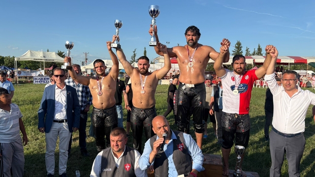 Kavasoğlu ve Şamdancıbaşı İbrahim Yağlı Pehlivan Güreşleri'nde başpehlivan İsmail Koç
Finalde Feyzullah Aktürk'ü yeren İsmail Koç başpehlivan oldu