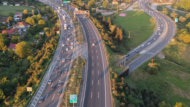 İki ana güzergahta trafik yoğunluğu sürüyor
Bayram trafiği dron ile görüntülendi