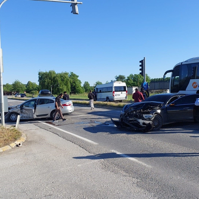 Sakarya'da zincirleme kaza: 3'ü çocuk 5 yaralı
Aynı kavşakta iki günde ikin...