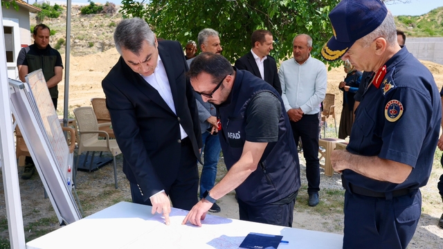 Tarsus'ta 4 gündür kayıp olan zihinsel engelli şahıs için dron destekli çalışmalar sürüyor
Vali Toros, arama çalışmalarını yerinde inceledi