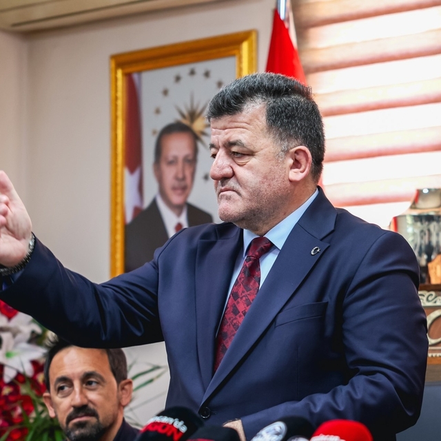 Kulüpte imza yok, sosyal medyada milyonlar konuşuluyor
5 milyon dolar, 10 m...