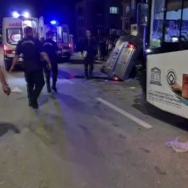 Diyarbakır'da belediye otobüsü ile otomobil çarpıştı: 2 ölü, 7 yaralı