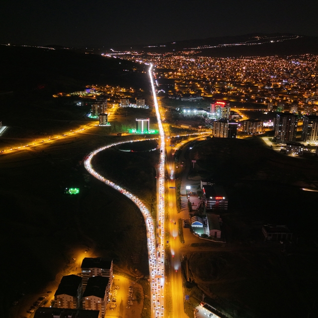 Tatilciler dönüş yolunda: 43 ilin geçiş noktasında kilometrelerce kuyruk