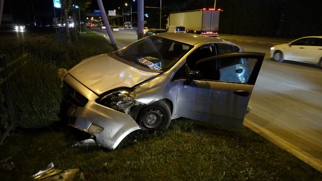 Malatya'da tır ile çarpışan araç refüje çıktı