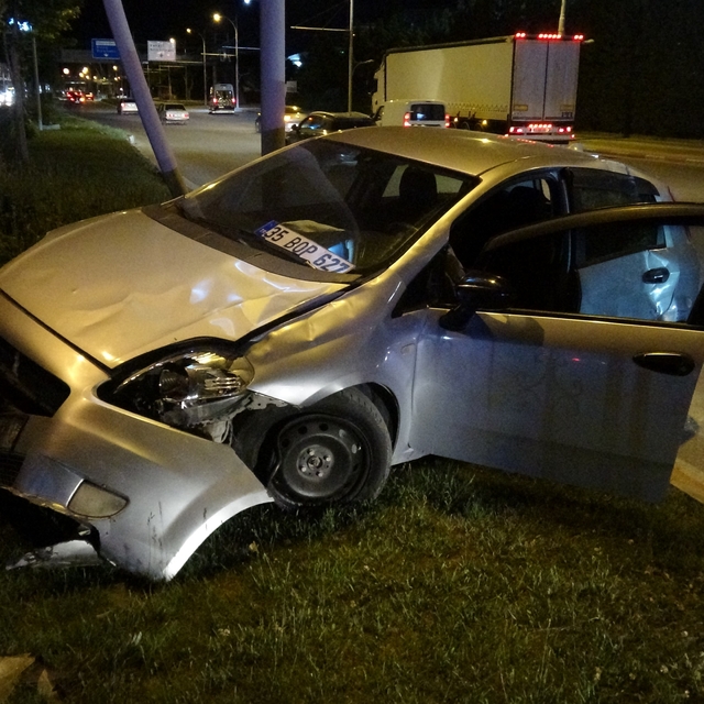 Malatya'da tır ile çarpışan araç refüje çıktı