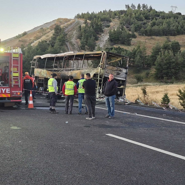 Denizli'de bariyerlere çarpan yolcu otobüsü yandı: 1'i bebek 8 ölü, 33 yara...