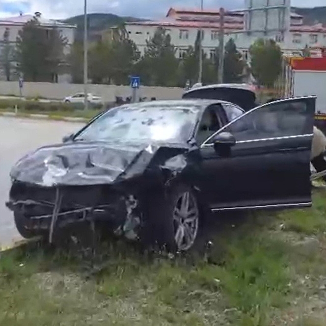 Refahiye'de iki otomobil çarpıştı: 6 yaralı