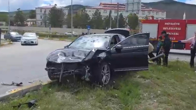 Refahiye'de iki otomobil çarpıştı: 6 yaralı