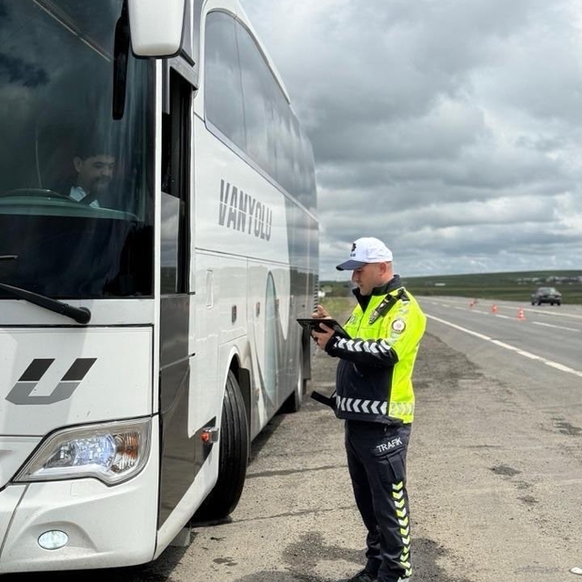 Kars'ta trafik denetimleri sürüyor