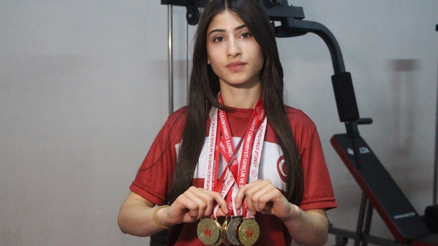 Türkiye Bilek Güreşi Şampiyonu Sümeyye, gözünü Avrupa'daki madalyalara dikti