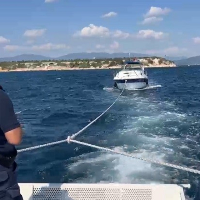 Sürüklenen teknedeki 4 kişi kurtarıldı