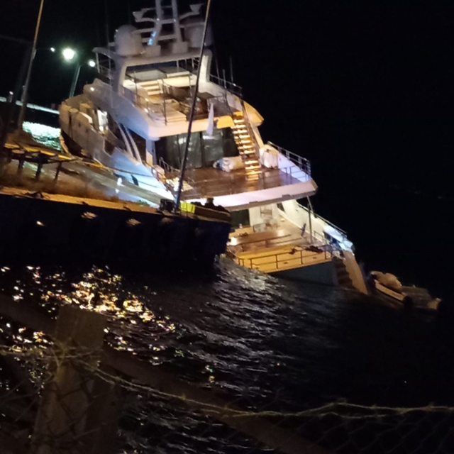 Sinop'ta lüks yat su alarak yan yattı: 6 mürettebat kurtarıldı