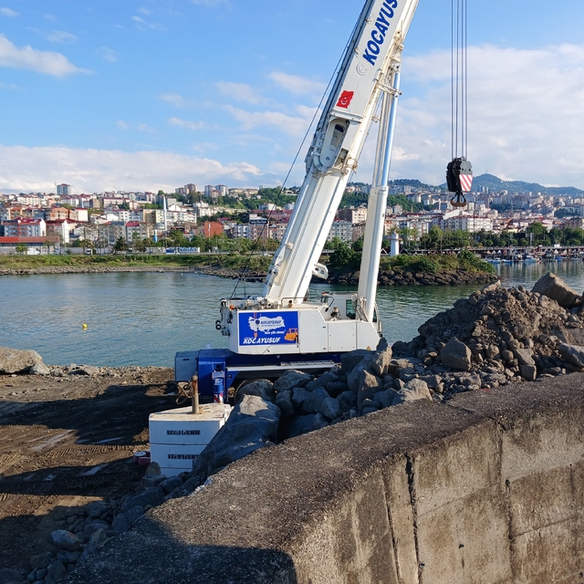 Faroz Limanı'nı dev dalgalardan korumak için 21 tonluk beton blokların dizi...