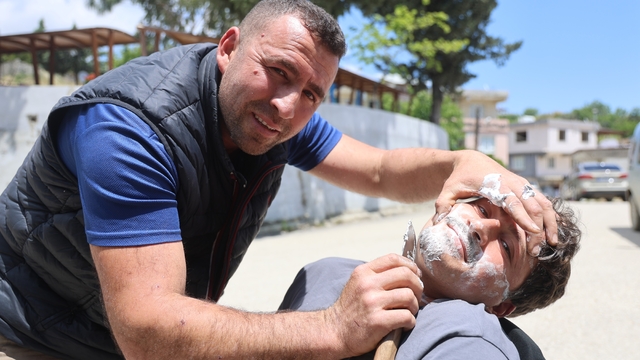 Hatay'da ürettiği bıçakların keskinliği göstermek için insanları tıraş ediyor
Hataylı bıçak ustası ürettiği bıçakların keskinliğini insanları tıraş ederek gösteriyor