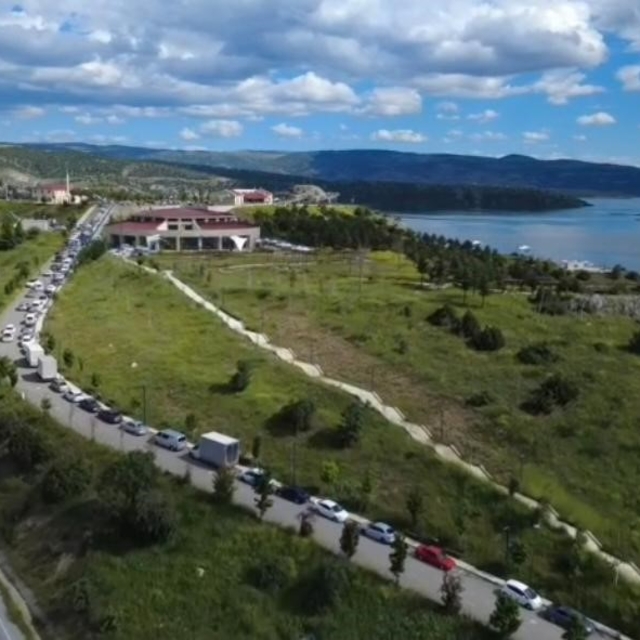 Çekerek Millet Bahçesi bayram tatilinde yoğun ilgi gördü, araç kuyrukları o...