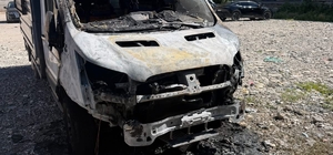 Siirt'te park halindeki kamyonet yandı