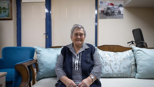 Hayat hikayesini kitaplaştıran Parkinson hastası emekli öğretmene eski öğrencilerinden imza günü