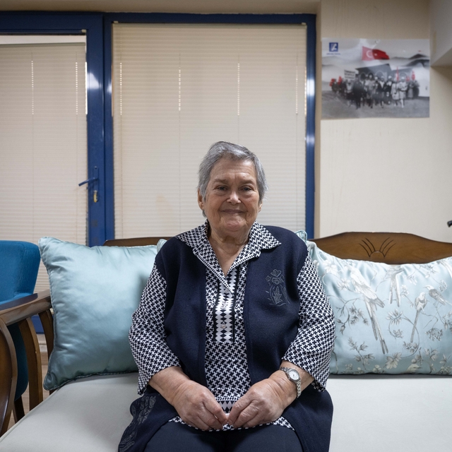 Hayat hikayesini kitaplaştıran Parkinson hastası emekli öğretmene eski öğre...