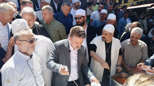 Asırlık köfteli çorba geleneği bu yıl da devam etti
Bursa Büyükşehir Başkan Vekili Şahin Biba da asırlık çorba dağıtımına katıldı