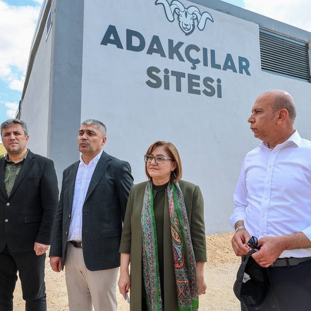 Başkan Şahin, Gazi Konut tarafından yapılan yeni Adakçılar Sitesi'ni incele...