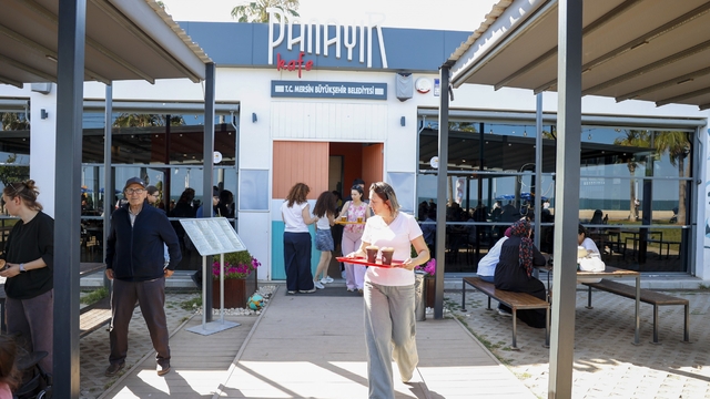 Mersin'de bayramın adresi belediye kafeleri oldu