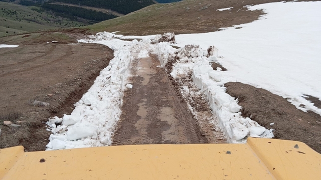 Karla kaplanan yayla yolunu belediye ekipleri açtı