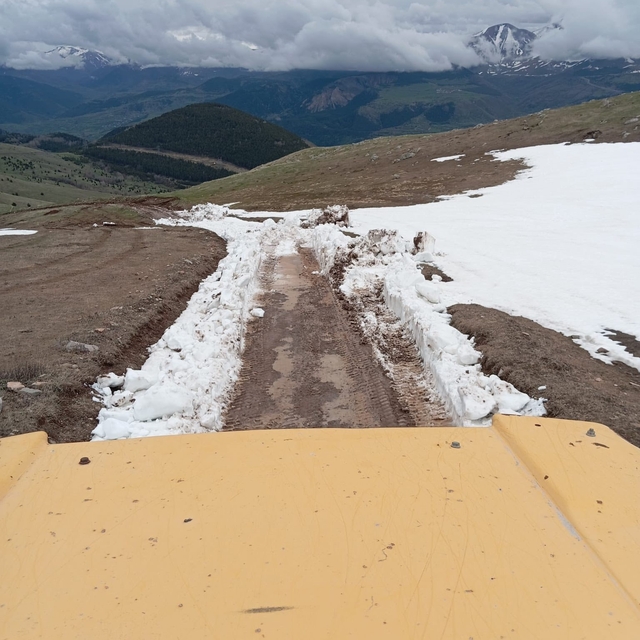 Karla kaplanan yayla yolunu belediye ekipleri açtı