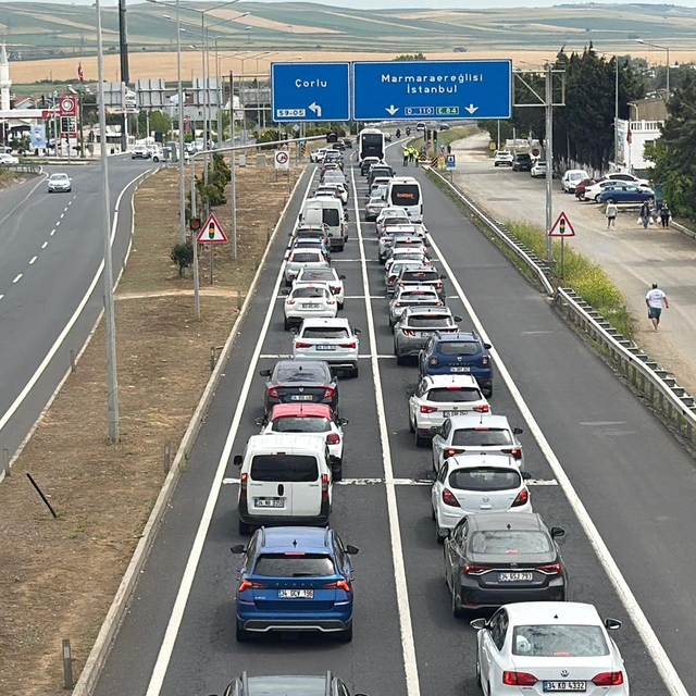 Tatilin son gününde Tekirdağ-İstanbul kara yolunda araç yoğunluğu