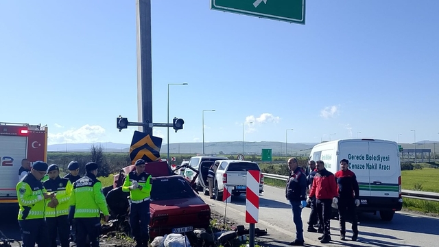 Bolu'da beton direğe çarpan otomobildeki karı koca öldü, kız çocuğu ağır yaralandı