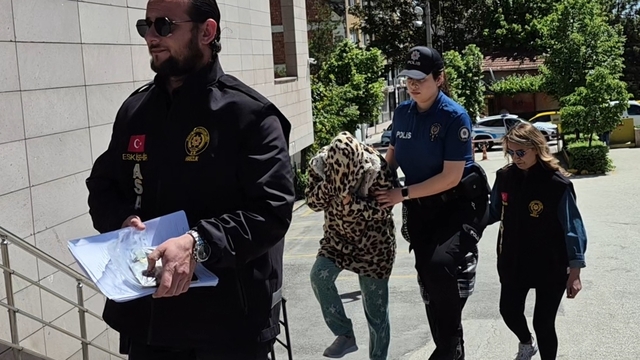 Eskişehir'de bir kadının boynundaki altınları "kapkaç" yöntemiyle çalan şüpheli tutuklandı
