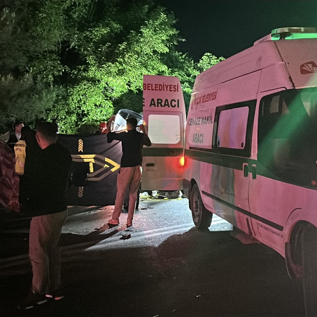 Burdur'da 4 kişinin öldüğü kazada cenazeler teslim edildi
Yaralanan 11 kişi...