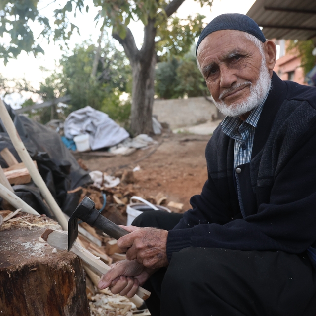 Hatay'da 85 yaşındaki usta, 70 yıldır ağaç dallarını keser ve bıçakla kaşığ...