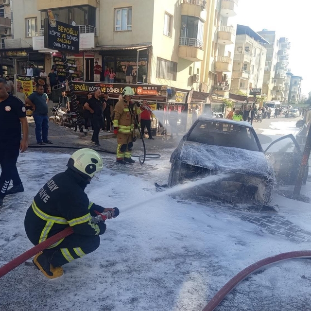 Hatay'da seyir halindeki otomobilin motoru alev aldı